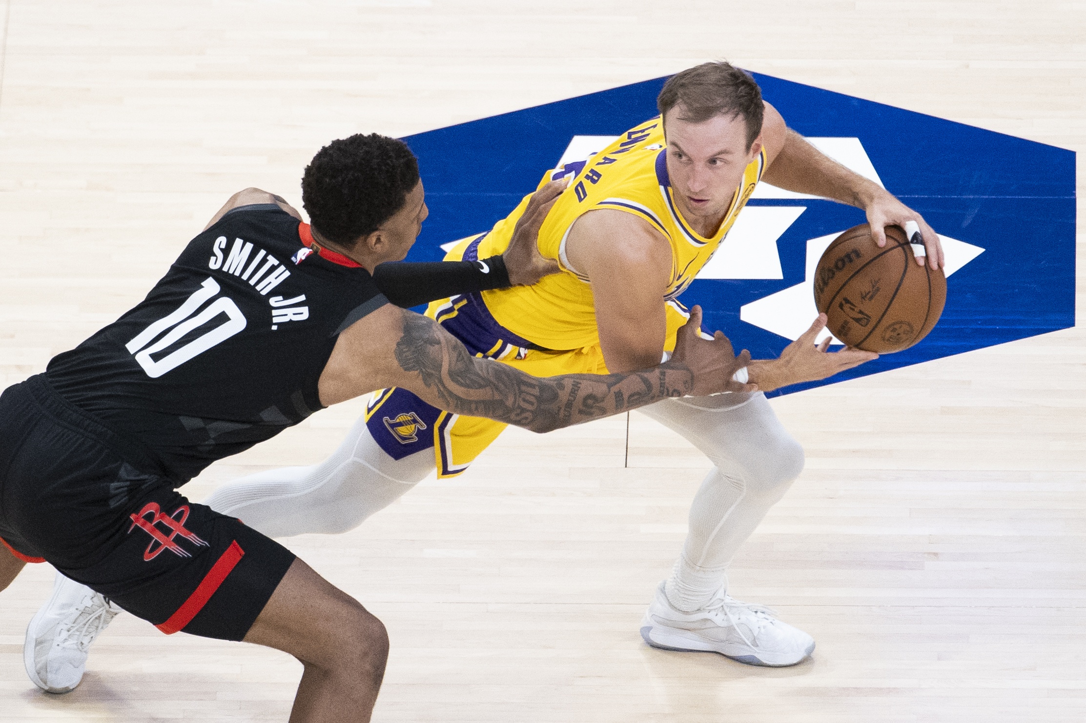 69次出手差!火箭前场板碾碎湖人防线,3-0优势濒临瓦解