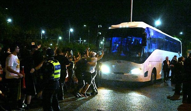 伊朗女足陷政治漩涡:大巴遭围堵,队员被曝打出“SOS”求救手势