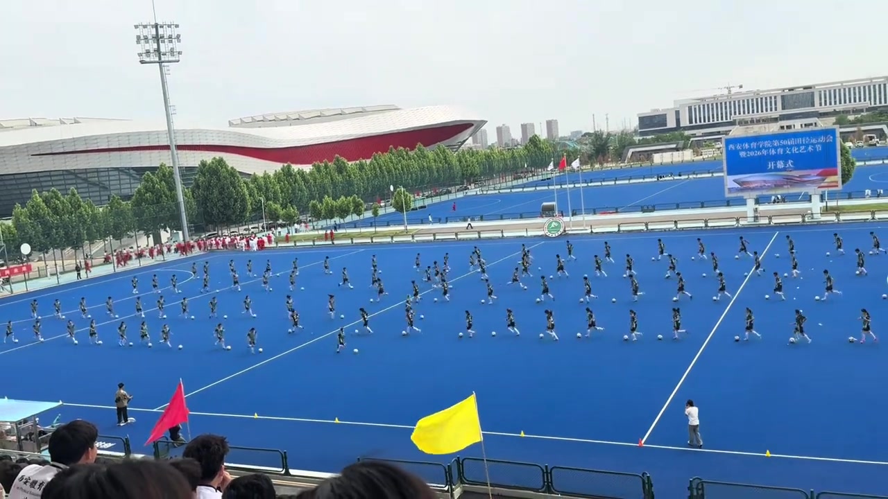 西安体院足球操升级:颠球踩单车盘带,网友称“喷不了”