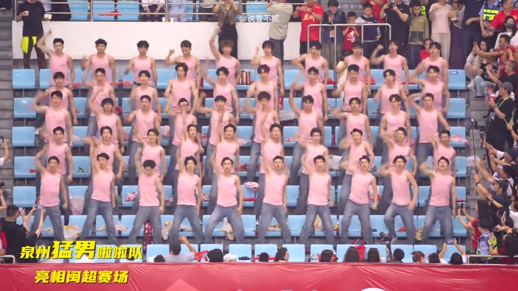 闽超第X轮:泉州主场2-0漳州 肌肉男团啦啦队抢镜 闽超第X轮:泉州主场2-0漳州 肌肉男团啦啦队抢镜