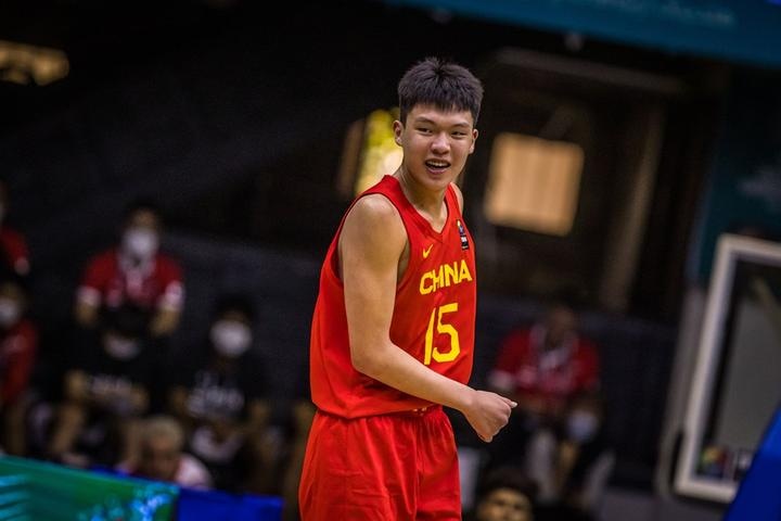 王俊杰18+14隔扣周琦?杨瀚森回归后中国男篮锋线厚度提升,柯凡:能赢日本
