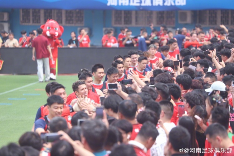 河南队间歇期备战公开：数百球迷冒暑观训，球员赛后集体签名
